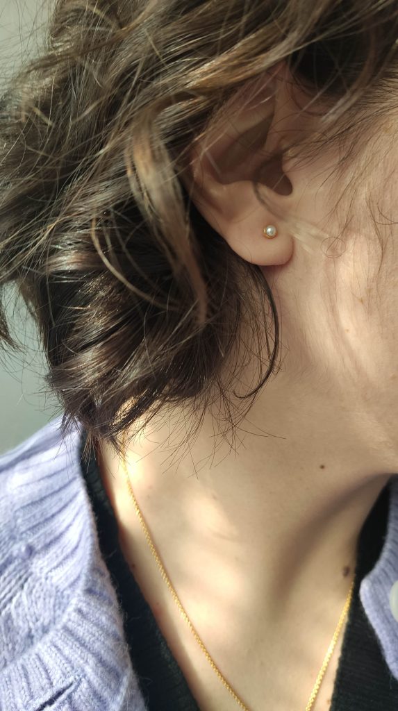 Everyday mini pearl earrings